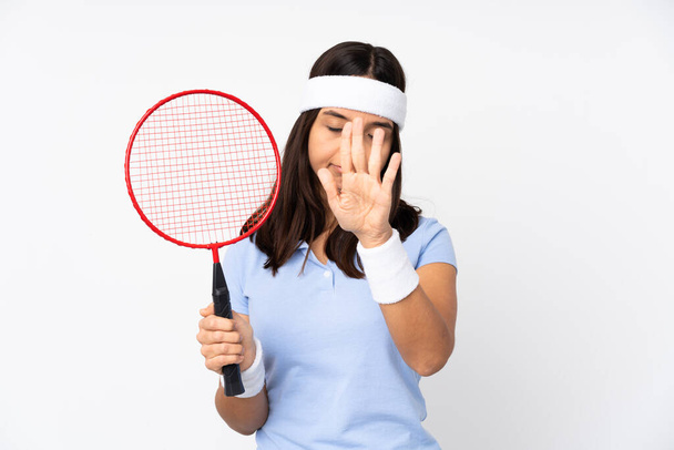 Junge Badmintonspielerin vor isoliertem weißen Hintergrund macht Auszeit-Geste - Foto, Bild
