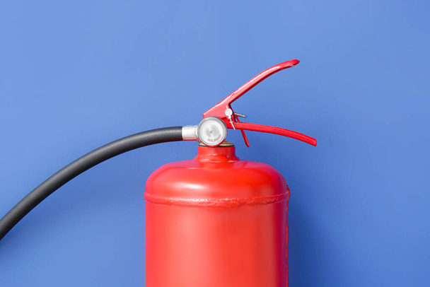 Feuerlöscher auf farbigem Hintergrund - Foto, Bild