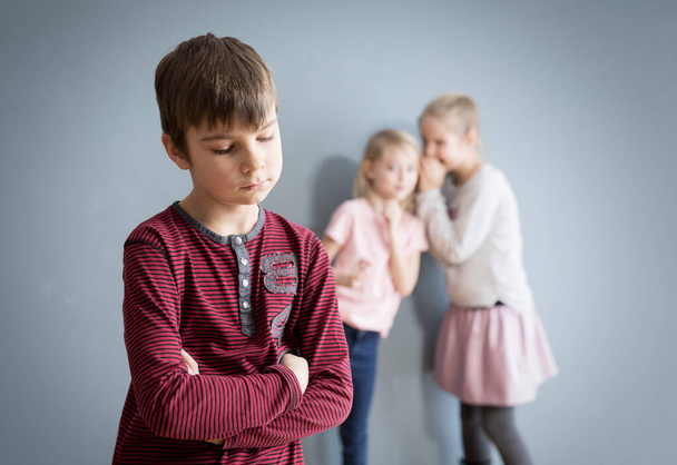 Jongen voelt zich beledigd en afgewezen door andere kinderen - Foto, afbeelding
