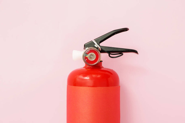 Огнетушитель на цветном фоне
 - Фото, изображение
