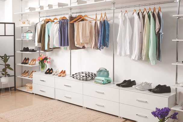 Modern szekrény elegáns tavaszi ruhák és kiegészítők - Fotó, kép