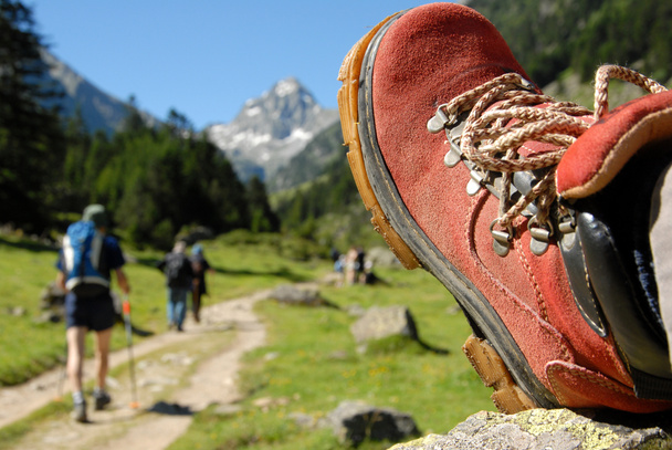 Gros plan sur les chaussures de randonnée rouges
 - Photo, image