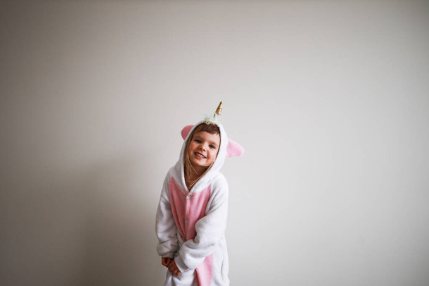 маленькая девочка в костюме единорога
 - Фото, изображение