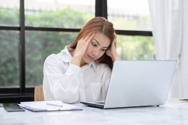 Femme asiatique d'affaires ont une migraine si mal de tête et le stress de son travail
 - Photo, image