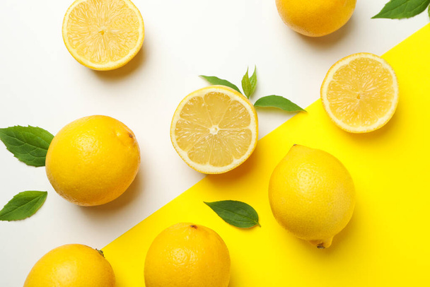 Свіжі лимони на фоні двох тонів, вид зверху. Зрізати фрукти
 - Фото, зображення