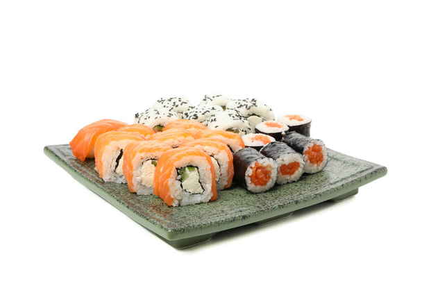 Tálca finom sushi tekercsek elszigetelt fehér alapon - Fotó, kép