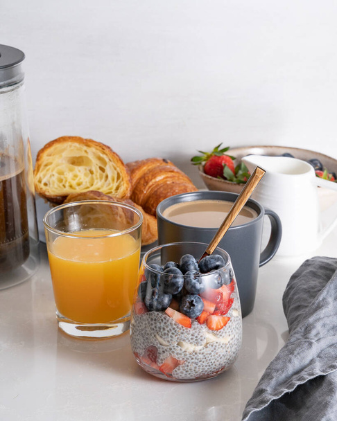 blueberry chia pudding with coffee and croissants  - Foto, Imagen