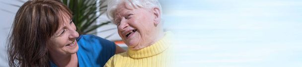 Portret szczęśliwej babci z wizytą córki; panoramiczny sztandar - Zdjęcie, obraz