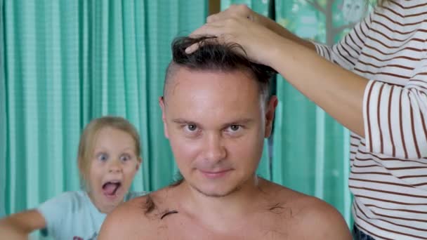 Stříhá mužské vlasy s oříznutím stroje - Záběry, video