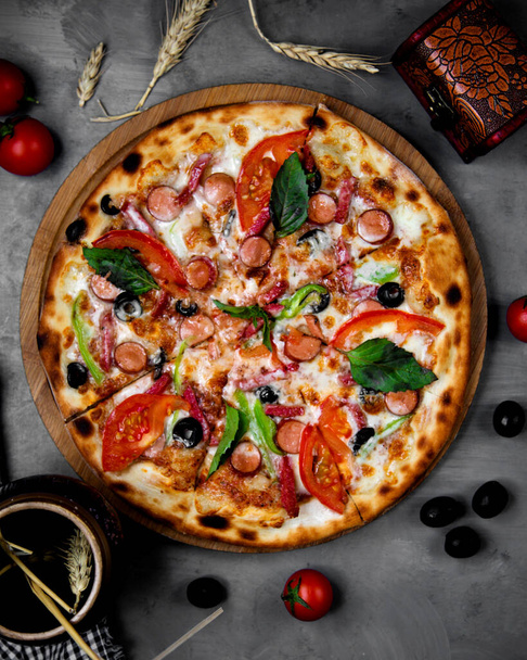 crispy pizza with sausages and tomato - Fotoğraf, Görsel