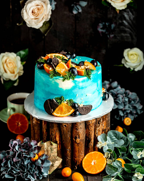 blue white cake with fruits - Фото, зображення