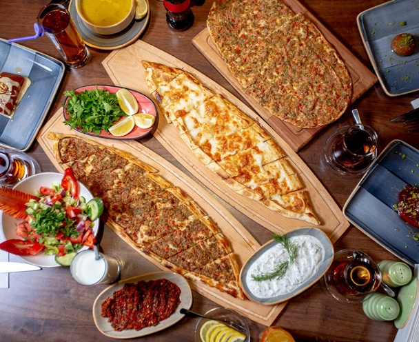 pide and lahmajun served with salad  greens and lemon  lentil soup and ayran - Foto, afbeelding