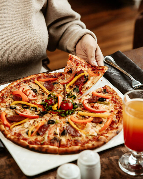 crispy pizza with sausage and bell pepper - Valokuva, kuva