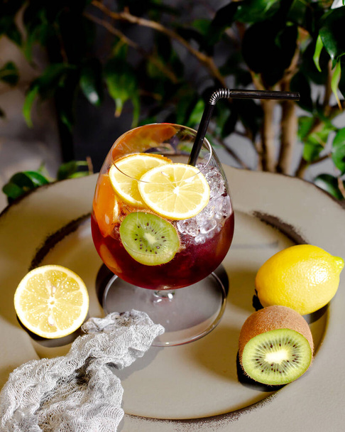 refreshing cocktail with slices of kiwi and lemon - Zdjęcie, obraz