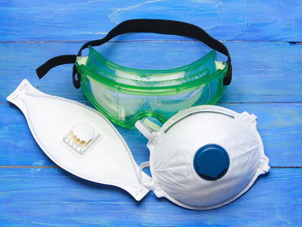 Material básico para protegerse de la máscara de coronavirus, gafas protectoras - Foto, imagen