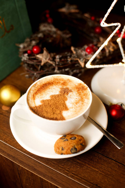a cup of coffee with latte art of christmas tree - Фото, зображення