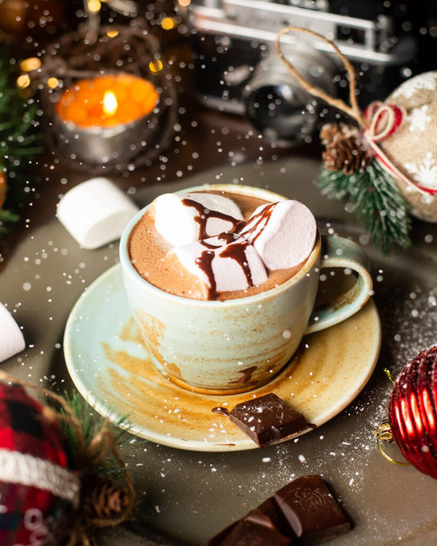 a cup of hot chocolate with marshmallows and chocolate syrup - Фото, изображение