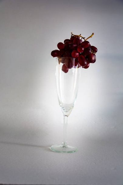 白を基調としたワイングラスに赤ブドウ、スウェーデン - 写真・画像