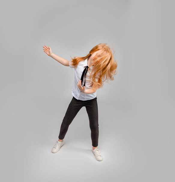 дівчина танцює, в той час як її довге волосся повністю закриває обличчя
 - Фото, зображення