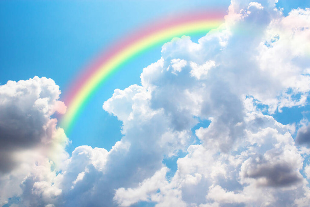 Cielo azul y nube con arco iris
. - Foto, imagen