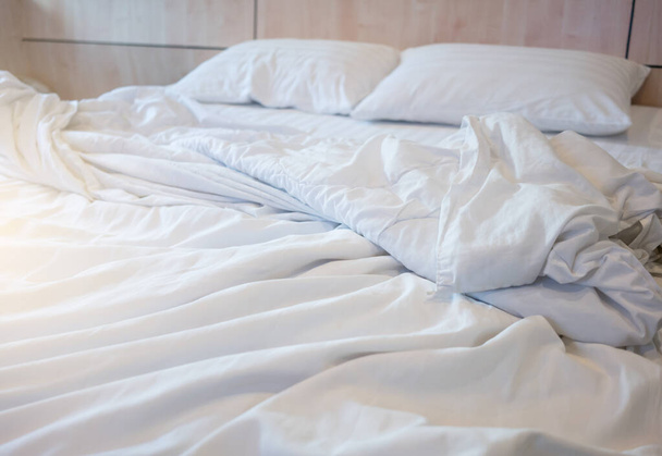 Weiße Themen-Bettwäsche und weiße Kopfkissen am Morgen, Schlafzimmerausstattung. - Foto, Bild