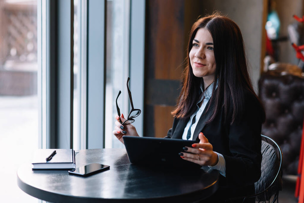 Young businesswoman using tablet computer in coffee shop - Φωτογραφία, εικόνα