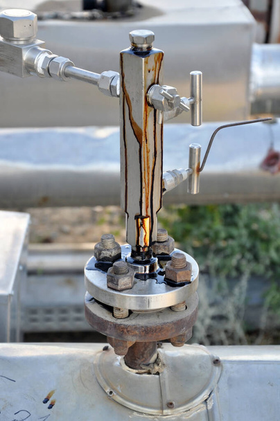 A szeleppel felszerelt olajvezeték - Fotó, kép