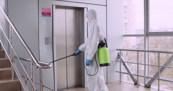 Especialista en limpieza de trajes de materiales peligrosos ascensor con detergente químico
 - Imágenes, Vídeo