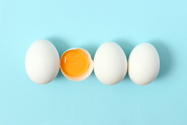 Hühnereier auf farbigem Hintergrund. Landwirtschaftliche Produkte, natürliche Eier. - Foto, Bild