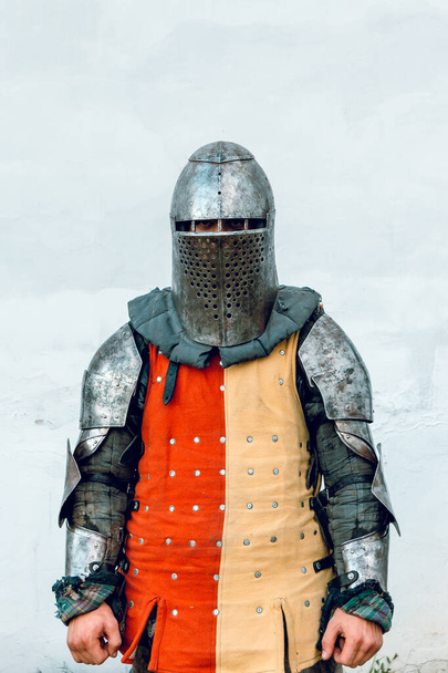Ritter mit einem alten Helm. Weißer Hintergrund. - Foto, Bild