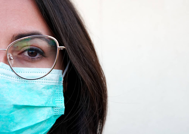 Retrato de uma jovem caucasiana vestindo uma máscara de proteção contra o vírus da corona
 - Foto, Imagem