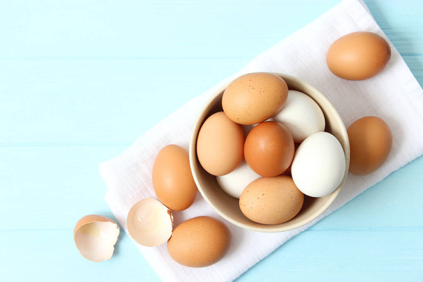 ovos de galinha em um fundo colorido. Produtos agrícolas, ovos naturais
. - Foto, Imagem