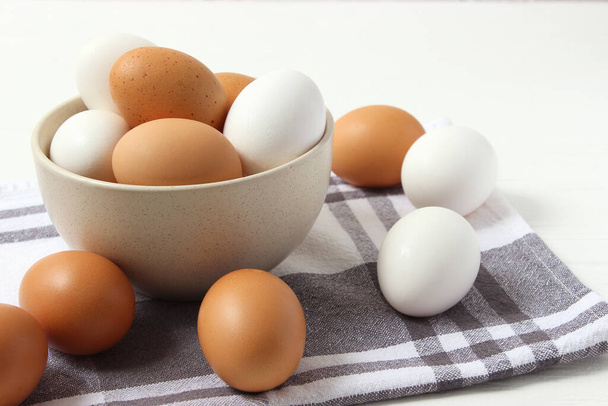 Hühnereier auf dem Tisch. Landwirtschaftliche Produkte, natürliche Eier. - Foto, Bild