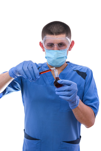 Молодой врач держит ампулу с красным лекарством изолированы на белом
 - Фото, изображение