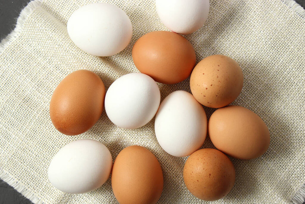 huevos de pollo en la mesa. Productos agrícolas, huevos naturales
. - Foto, imagen