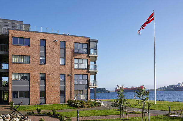Modern five-storey house on the sea shore with Norwegian flag - Фото, зображення