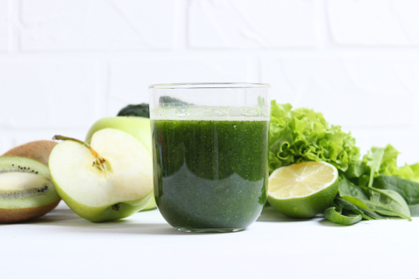 Batido verde y verduras frescas sobre la mesa para el organismo de desintoxicación
 - Foto, Imagen