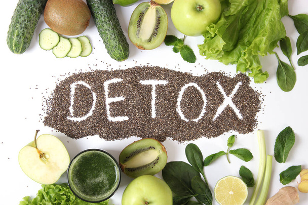 Zielony koktajl i świeże warzywa na stole dla organizmu detox - Zdjęcie, obraz