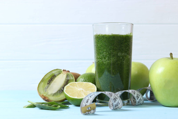 Zelený koktejl a čerstvá zelenina na stole pro detoxikační organismus - Fotografie, Obrázek