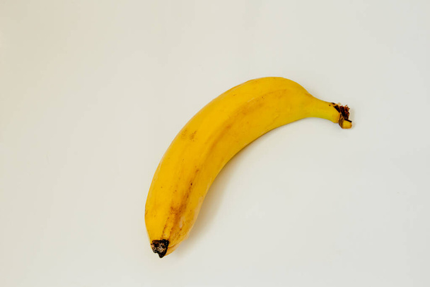 Plátano sobre fondo blanco aislado - Foto, imagen