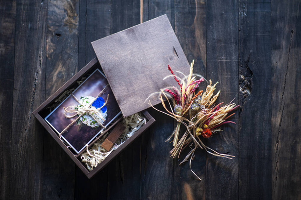 Wedding package for photographers with a wood box with a wood pen drive and pictures - Foto, afbeelding