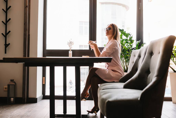 Smiling businesswoman using tablet computer coffee shop - Zdjęcie, obraz