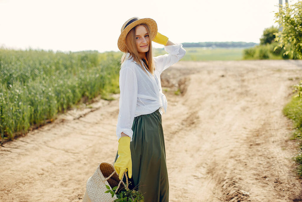 Элегантная и стильная девушка в летнем поле - Фото, изображение
