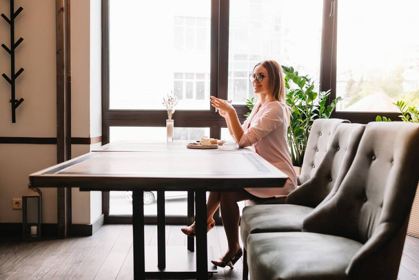 Smiling businesswoman using tablet computer coffee shop - 写真・画像