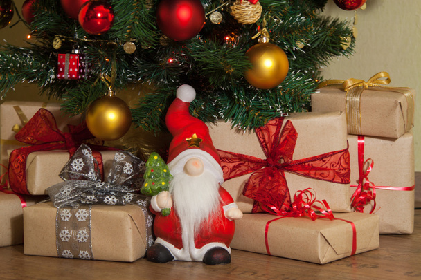 Χριστουγεννιάτικα δώρα κάτω από το δέντρο - Φωτογραφία, εικόνα