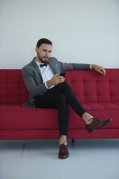 νεαρός επιχειρηματίας που κάθεται στο πάτωμα και χρησιμοποιεί tablet - Φωτογραφία, εικόνα