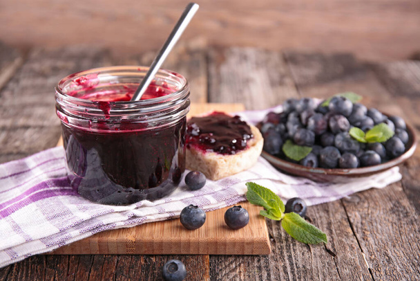 blueberry jam on wooden board - Foto, afbeelding