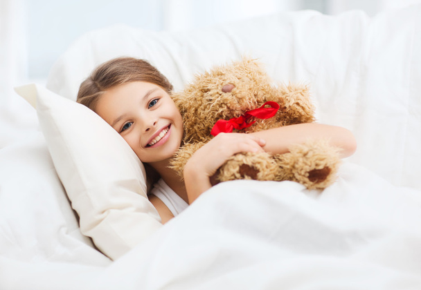 Little girl with teddy bear sleeping at home - Foto, Imagem