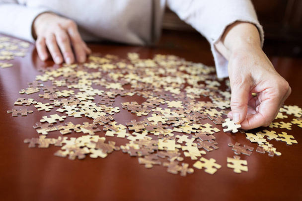 Old woman doing a jigsaw puzzle - Foto, Imagem