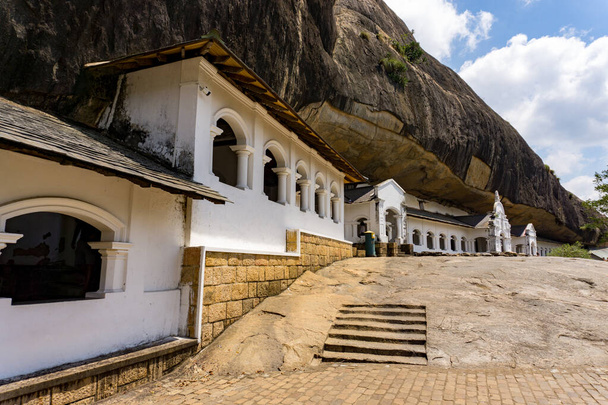 Templo budista en la cima de la montaña
 - Foto, imagen